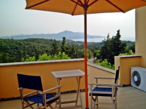 mit Terrasse und Balkon
