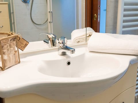 Wohnung Borghetto Santo Spirito mit Terrasse