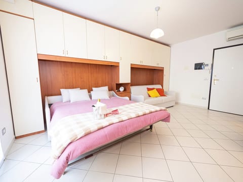 Wohnung Borghetto Santo Spirito mit Terrasse