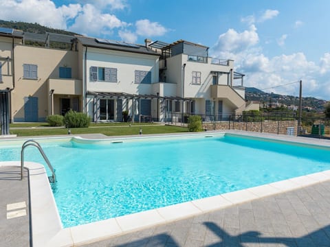 Perla Abernathy - Haus mit Pool und Garten