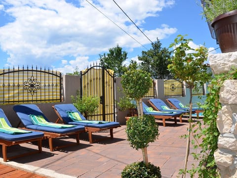 Großes Ferienhaus mit eigenem Pool und Terrasse