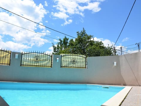 Großes Ferienhaus mit eigenem Pool und Terrasse