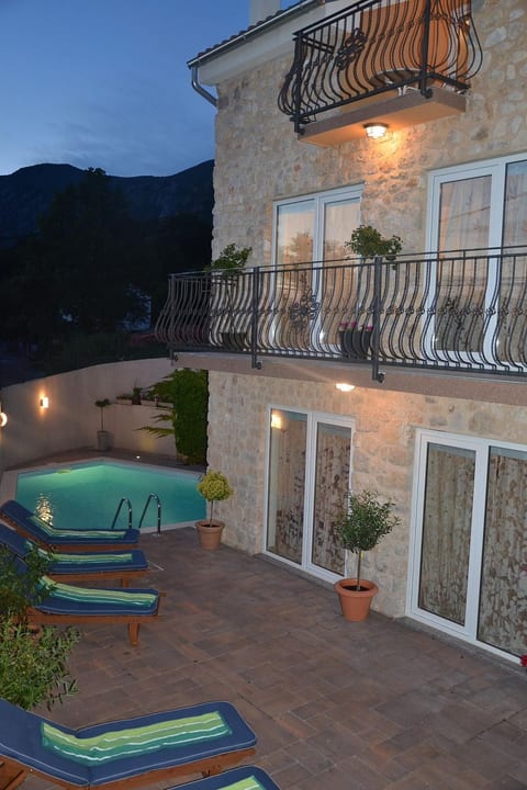 Großes Ferienhaus mit eigenem Pool und Terrasse