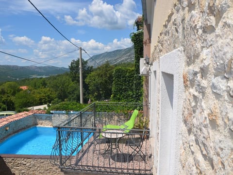 Geräumige Duplexwohnung mit Terrasse und Pool