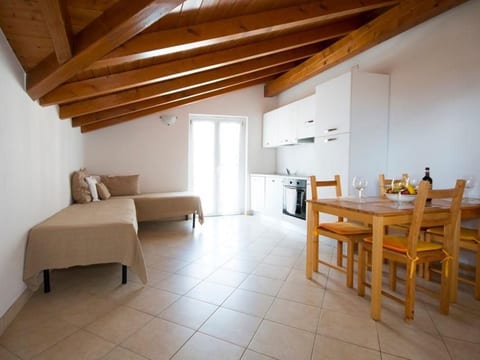 Zwei-Zimmer-Wohnung mit Parkplatz in der Nähe des Strandes