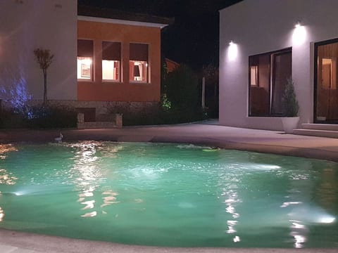 Schöne Villa mit Garten und Biodesign-Pool