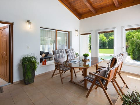 Schöne Villa mit Garten und Biodesign-Pool