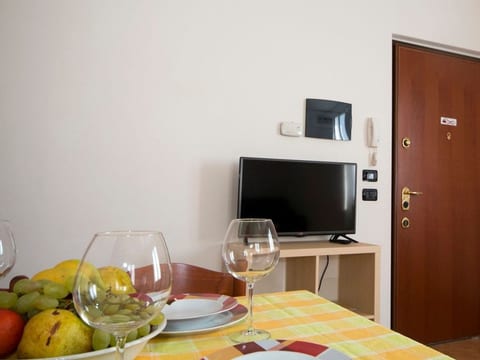 Angenehme Wohnung mit Garten und Pool