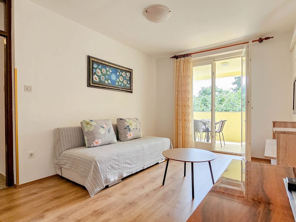Olga mit Balkon - Novigrad