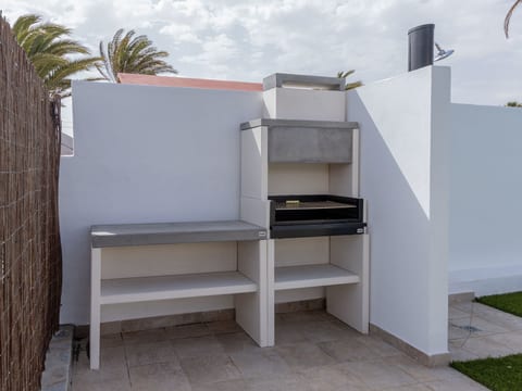 Modernes und helles Ferienhaus direkt am Meer, mit zwei großen Terrassen, Garte