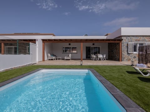 Modernes und helles Ferienhaus direkt am Meer, mit zwei großen Terrassen, Garte