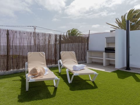 Modernes und helles Ferienhaus direkt am Meer, mit zwei großen Terrassen, Garte