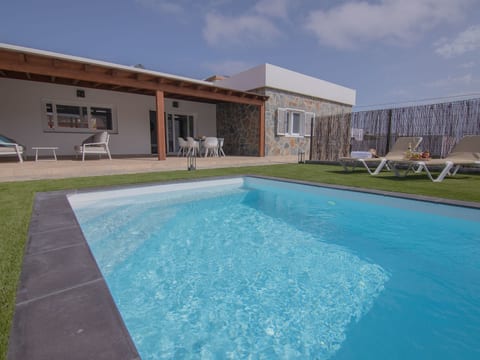 Modernes und helles Ferienhaus direkt am Meer, mit zwei großen Terrassen, Garte