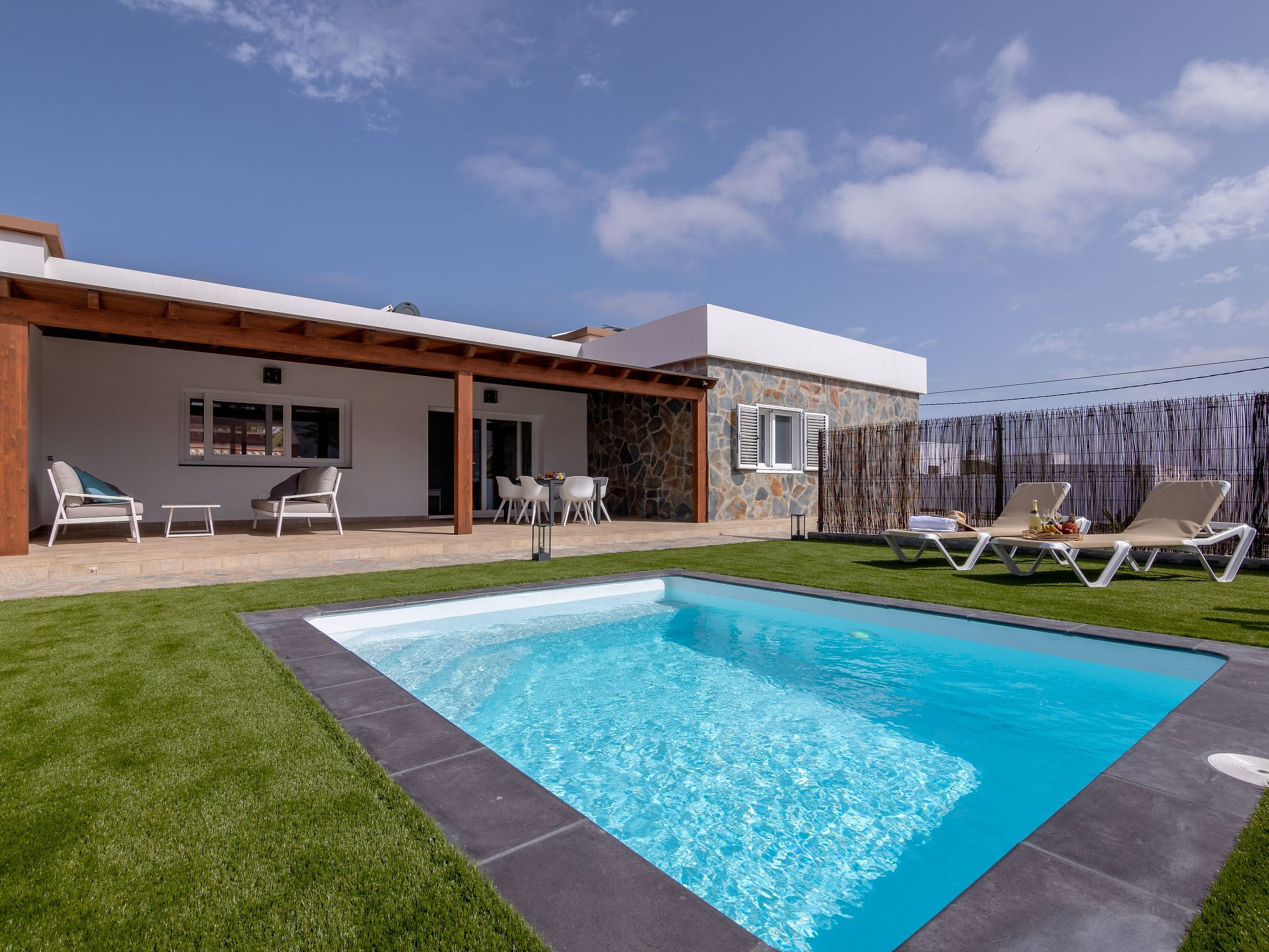 Modernes und helles Ferienhaus direkt am Meer, mit zwei großen Terrassen, Garte