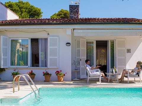 Landhaus mit Garten, Sonnenterrasse sowie überdachter Terrasse und Pool in Stra