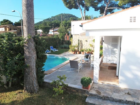 Landhaus mit Garten, Sonnenterrasse sowie überdachter Terrasse und Pool in Stra