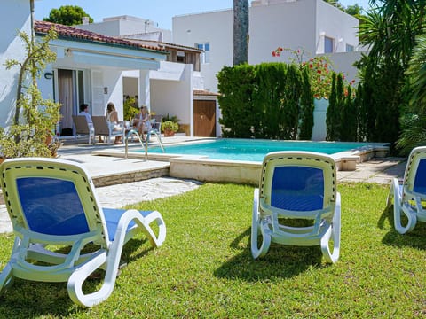 Landhaus mit Garten, Sonnenterrasse sowie überdachter Terrasse und Pool in Stra
