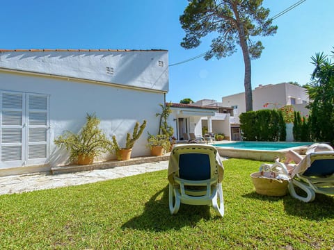 Landhaus mit Garten, Sonnenterrasse sowie überdachter Terrasse und Pool in Stra