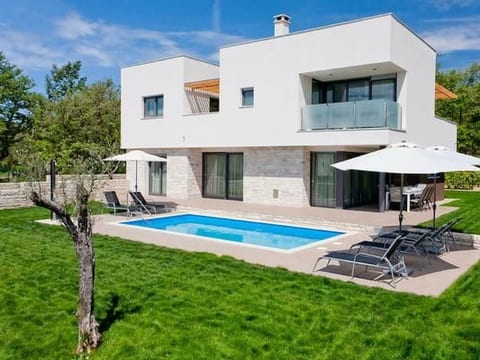 Designvilla mit Dachterrasse und Panoramablick