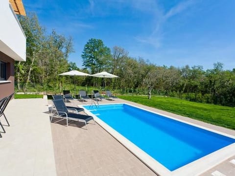 Designvilla mit Dachterrasse und Panoramablick