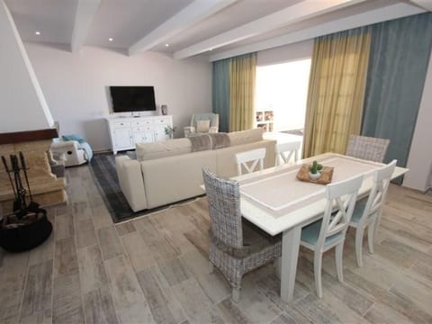 Apartment mit Terrasse, Pool und Garten