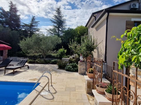 Freistehende Villa mit Garten und privatem Pool