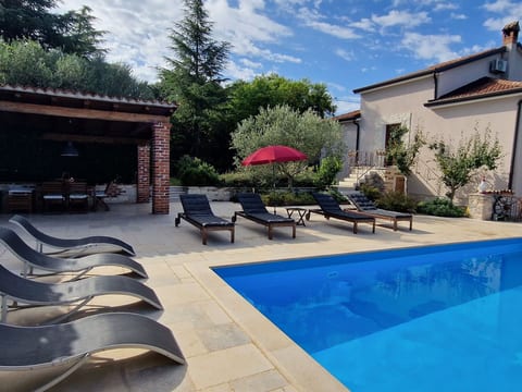 Freistehende Villa mit Garten und privatem Pool