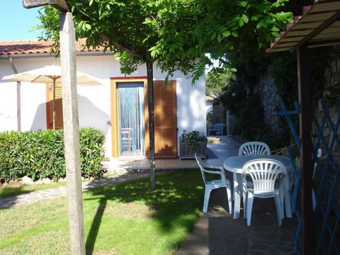 Gemütliches Appartement in Capoliveri mit Grill und Terrasse