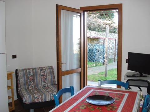 Gemütliches Appartement in Capoliveri mit Grill und Terrasse