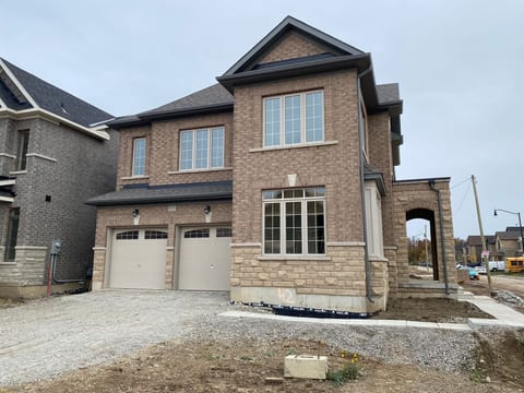 Haus in Brampton mit privatem Parkplatz