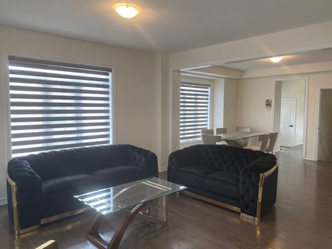 Haus in Brampton mit privatem Parkplatz