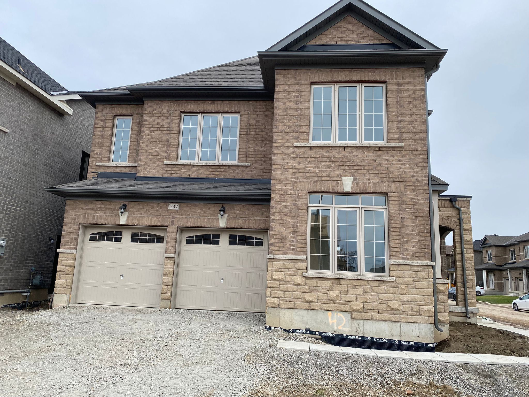 Haus in Brampton mit privatem Parkplatz