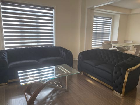 Haus in Brampton mit privatem Parkplatz