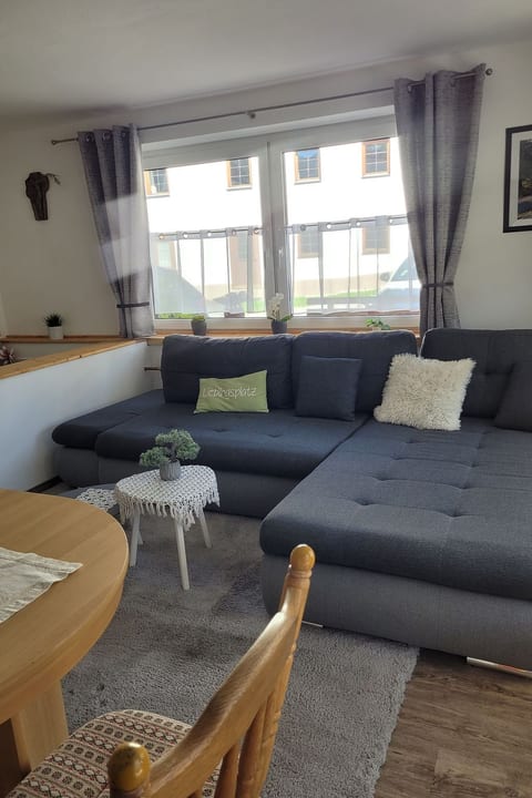 Bergwiese mit Balkon