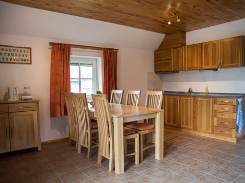 Fuchsbau in Waldnähe