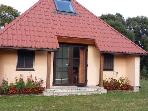Fuchsbau in Waldnähe