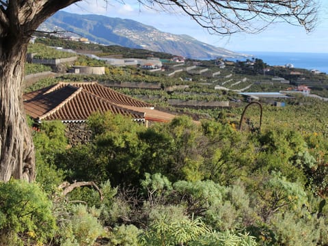 in Monte Breñas mit Grill, Terrasse und Garten