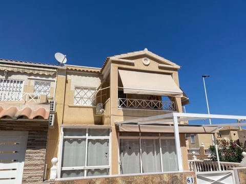Appartement mit Dachterrasse und Balkon plus Gemeinschaftspool, in der Nähe von