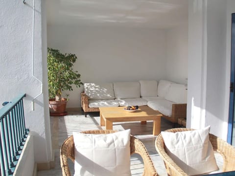 mit Terrasse, Pool und Garten