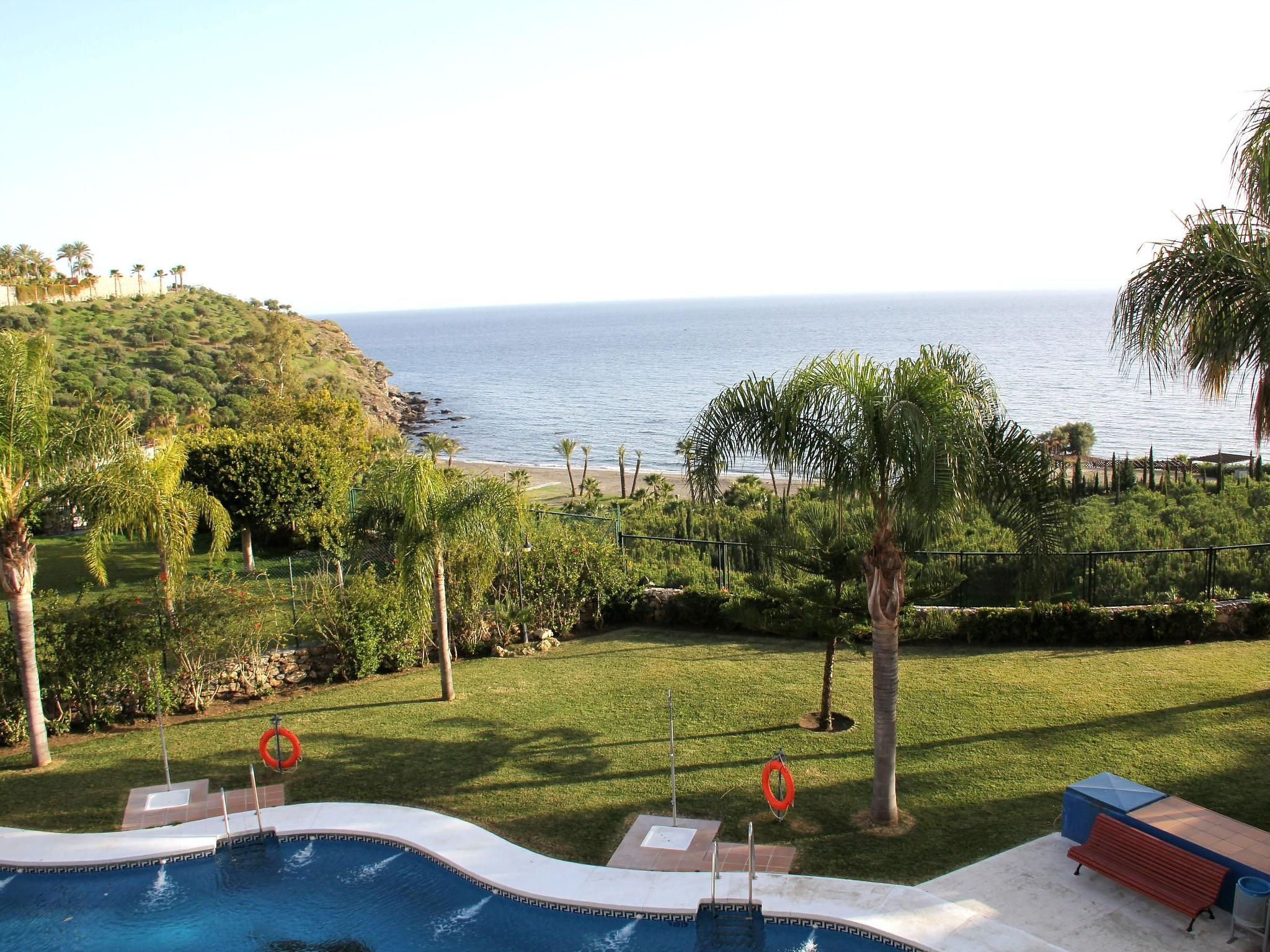 mit Terrasse, Pool und Garten