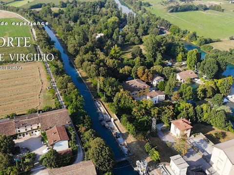 Das Landgut "Corte Canale Virgilio" mit Balkon
