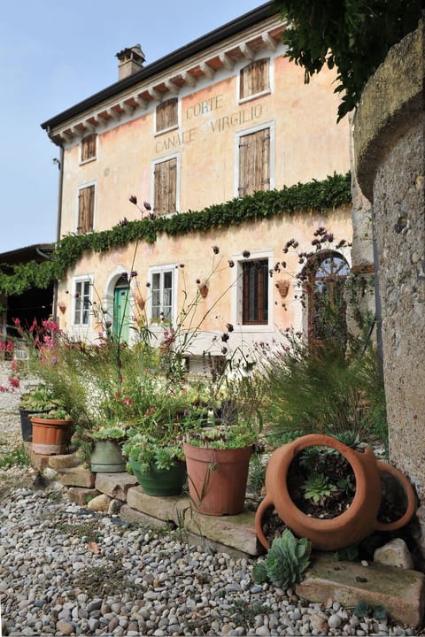 Das Landgut "Corte Canale Virgilio" mit Balkon
