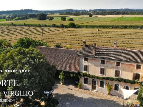 Das Landgut "Corte Canale Virgilio" mit Balkon