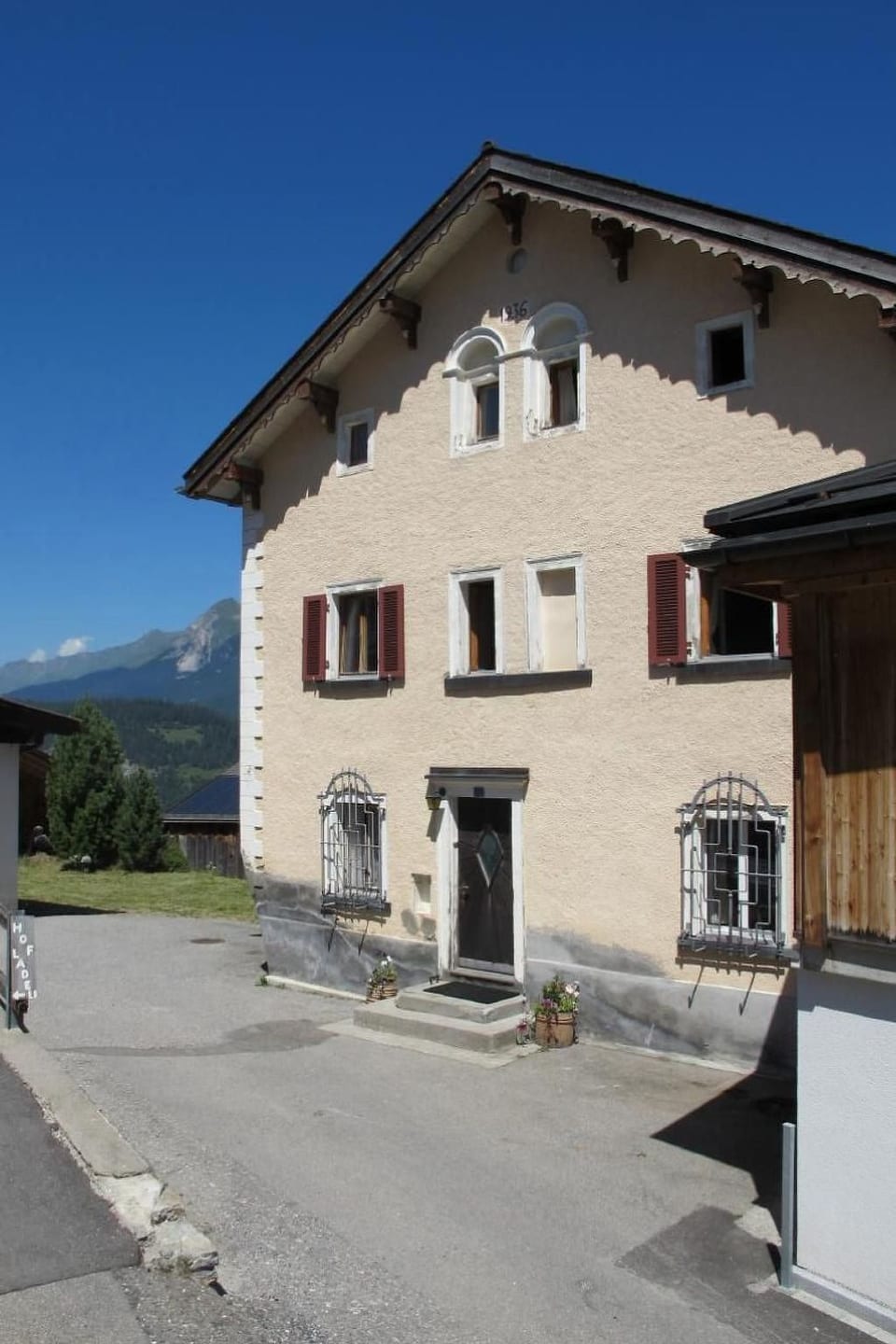 Tgesa Mitgel - ein Haus mit Charakter - Thusis