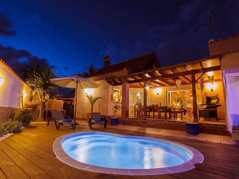 Strandnahes Ferienhaus Hibiscus mit privatem Pool