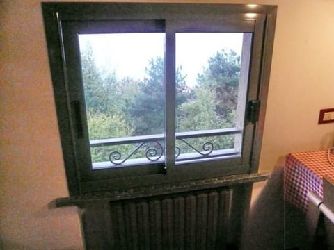 In einer Villa mit Garten und Blick auf den Gardasee