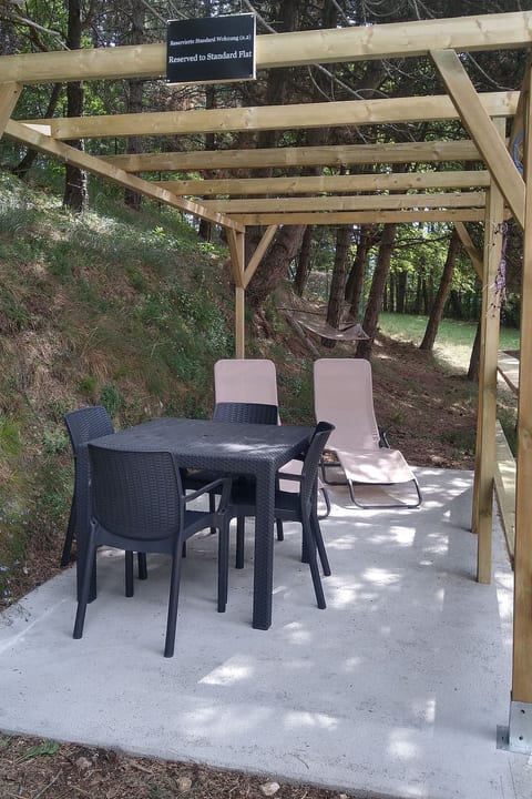 In einer Villa mit Garten und Blick auf den Gardasee