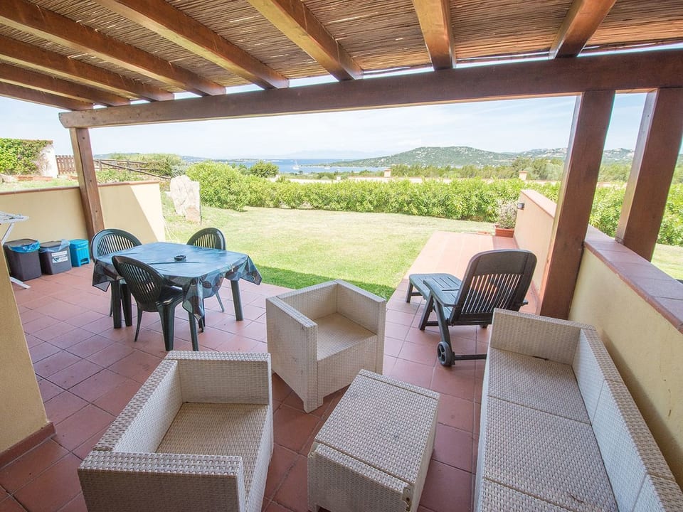 Villa mit Garten und Meerblick - Bassacutena