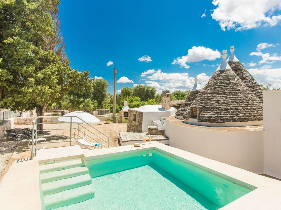 Trullo die Riesenpappel - San Michele Salentino