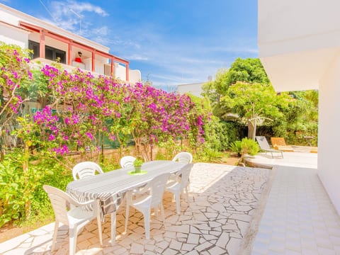 Villa 'Irene' mit Garten, Terrasse und Grill